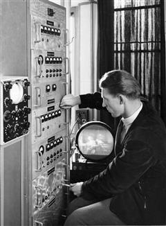 Walter Meyer mettant au point l'emetteur TV Grundig en 1952